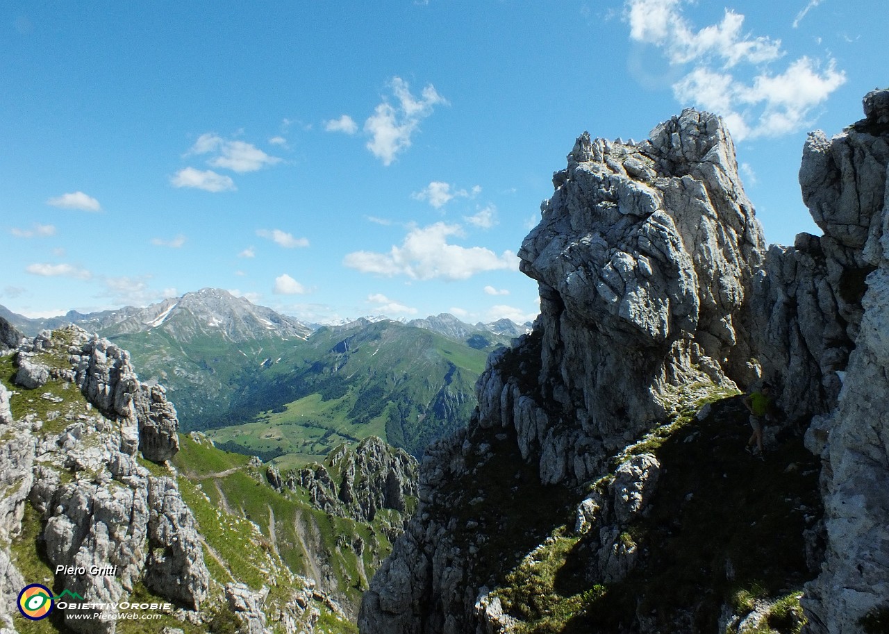 46 Vista nord verso Col dei Brassamonti e Arera.JPG